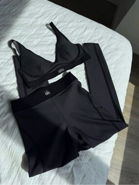 ALO Yoga Black Set XS air lift Line up bra and leggins